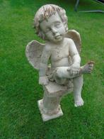 beeld van een grote engel gezeten op een gietijzeren voet..., Tuin en Terras, Tuinbeelden, Nieuw, Engelenbeeld, Ophalen of Verzenden