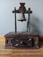 Oude bel bevestigt op houten kistje, Antiek en Kunst, Ophalen of Verzenden