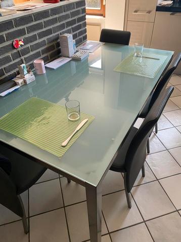 Mooie eettafel met glazen blad. Inclusief 4 mooie stoelen. beschikbaar voor biedingen