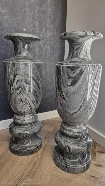 2 Marmeren vazen uit Vietnam  beschikbaar voor biedingen
