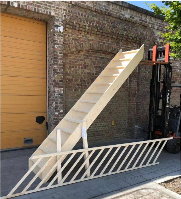 grenen trap recht voorgemonteerd + leuning, Doe-het-zelf en Bouw, Ladders en Trappen, Gebruikt, Trap, Ophalen