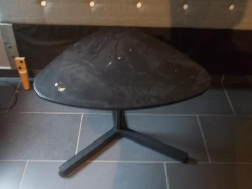 Table basse / d'appoint triangulaire noire IKEA sur pied., Huis en Inrichting, Tafels | Salontafels, Gebruikt, 50 tot 75 cm, 50 tot 100 cm