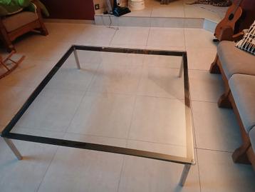 Glazen salontafel met metalen frame beschikbaar voor biedingen