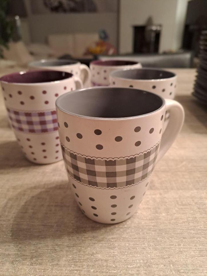 Set van 5 paarse en grijze mokken met kleine stippen, Huis en Inrichting, Keuken | Servies, Zo goed als nieuw, Kop(pen) en/of Schotel(s)
