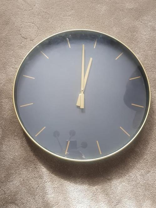 Design wandklok in zwart en goud, Huis en Inrichting, Woonaccessoires | Klokken, Gebruikt, Wandklok, Ophalen of Verzenden