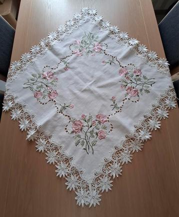 Set van tafelkleed, tafelloper en onderlegger. beschikbaar voor biedingen