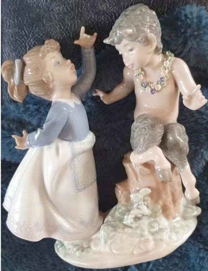 Lieve Porselein Lladro beeld- " Vreemde vriendschap "., Antiek en Kunst, Curiosa en Brocante, Verzenden