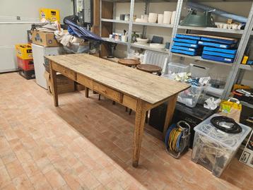 tafel beschikbaar voor biedingen