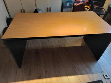 Bureau met rolkastje beschikbaar voor biedingen