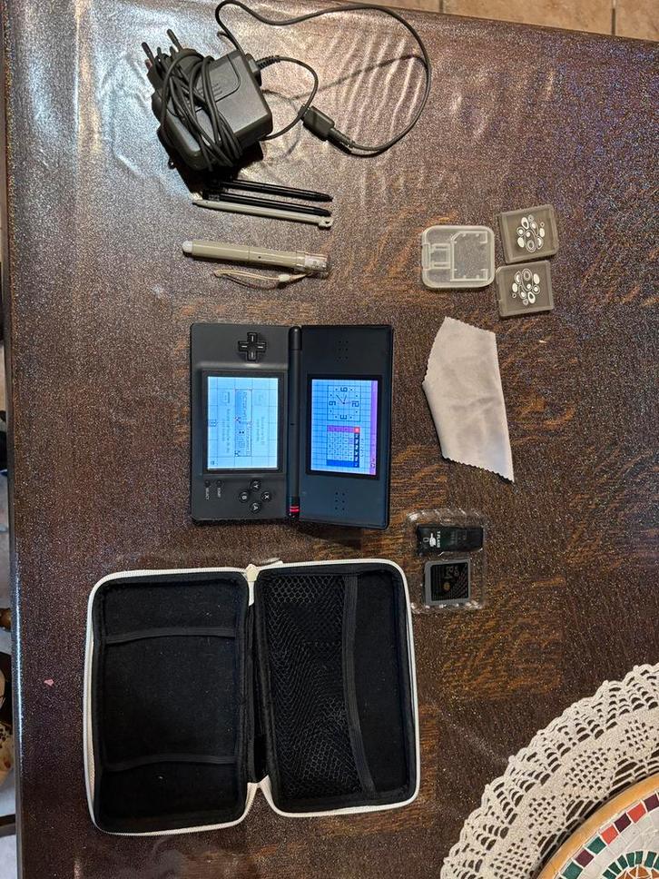 Nintendo ds lite noire + accessoires, Consoles de jeu & Jeux vidéo, Consoles de jeu | Nintendo DS, Comme neuf, DS Lite, Enlèvement ou Envoi