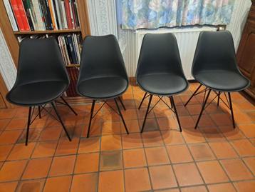 4 chaises modernes comme neuves.