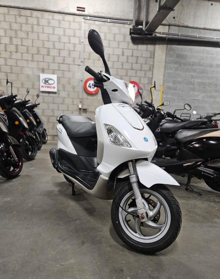 Piaggio Fly "25" 50cc klasse A 4 takt 2010 - 11.060 km, Fietsen en Brommers, Scooters | Piaggio, Gebruikt, Fly, Klasse A (25 km/u)