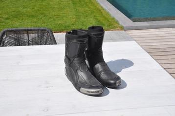 Dainese hoge racelaars (onder broekspijp) maat 43 zwart, Ophalen, Tweedehands, Laarzen, Dainese