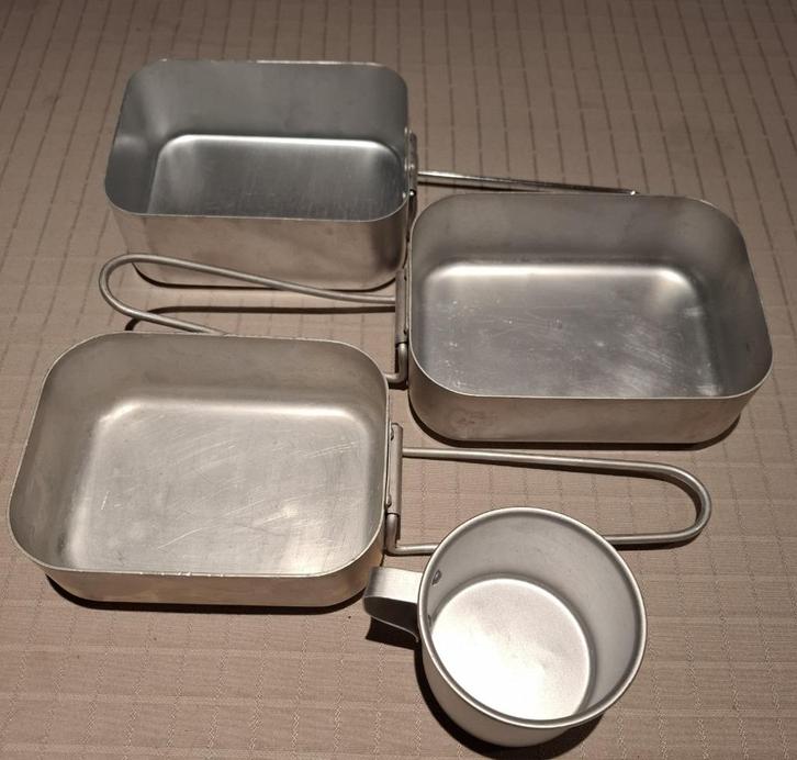 set gamellen plus drinkbeker, Caravans en Kamperen, Kampeeraccessoires, Zo goed als nieuw, Ophalen of Verzenden