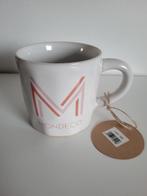 witte porseleinen mok koffietas mondeco koffiekop letter M, Huis en Inrichting, Nieuw, Ophalen of Verzenden, Effen, Kop(pen) en/of Schotel(s)