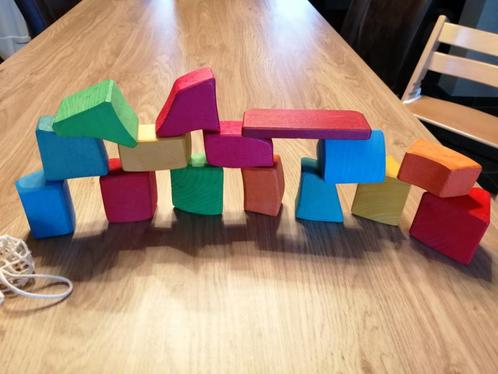 15 blocs colorés dans un filet., Enfants & Bébés, Jouets | Jouets en bois, Comme neuf, Autres types, Enlèvement