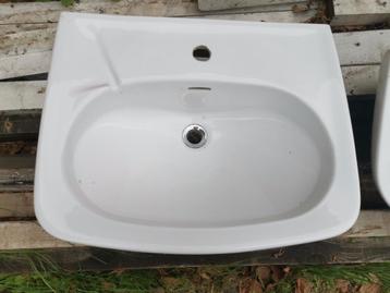 2 lavabo's te koop beschikbaar voor biedingen