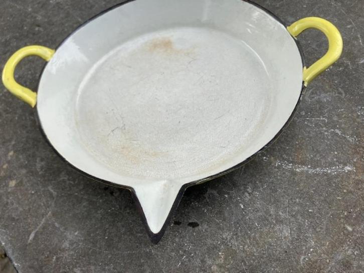 OUDE PAN IN EMAILLE VINTAGE., Huis en Inrichting, Keuken | Potten en Pannen, Gebruikt, Koekenpan of Braadpan, Gietijzer, Ophalen of Verzenden