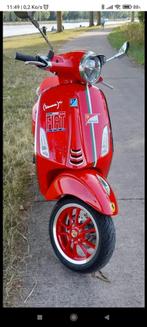 Vespa Primavera 125cc  série spéciale Red collector, Fietsen en Brommers, Scooters | Vespa, Ophalen, Zo goed als nieuw