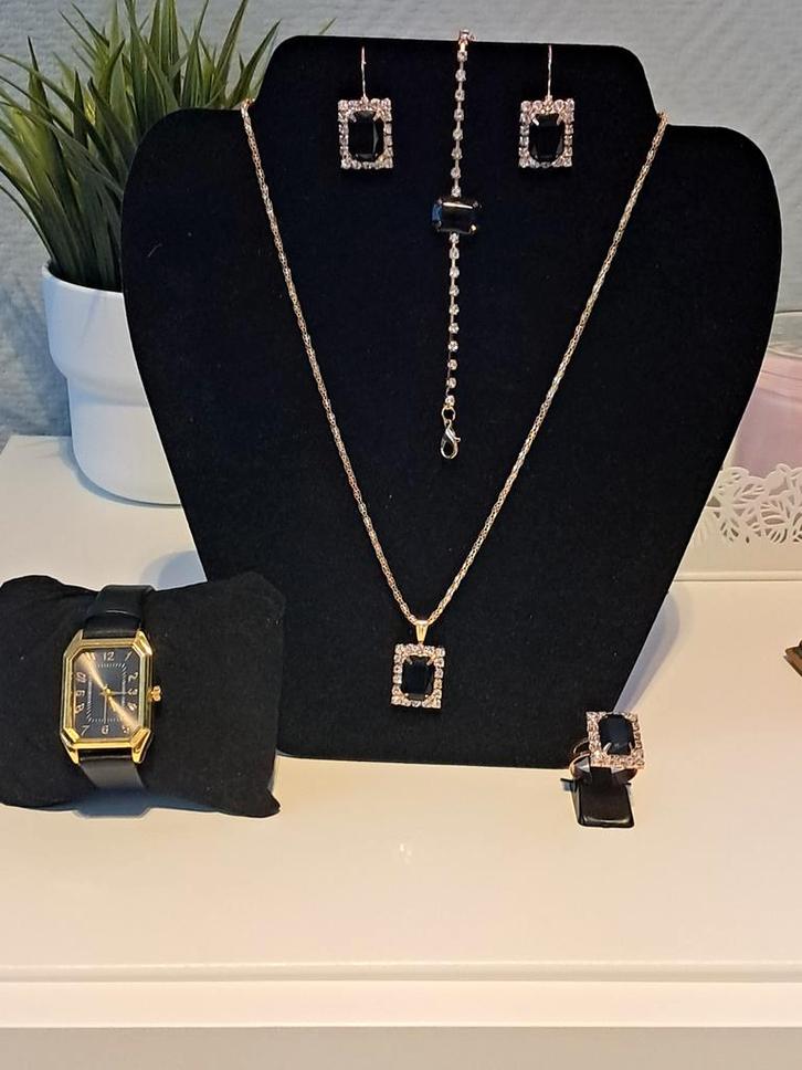 Zwarte set compleet met bijpassend horloge Nieuw, Handtassen en Accessoires, Kettingen, Nieuw, Overige materialen, Zwart, Met hanger