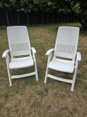 2 witte stoelen van het merk Hartman in perfecte staat beschikbaar voor biedingen