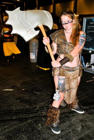  ️ Van Gips tot Glorie: Zelfgemaakte Cosplay-Bijl. beschikbaar voor biedingen