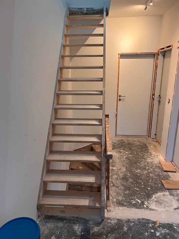 Nieuwe trap in rubberwood hout zeer stevig, Doe-het-zelf en Bouw, Ladders en Trappen, Zo goed als nieuw, Trap, Ophalen