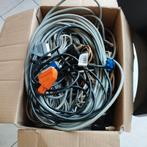 Volle doos met allerlei kabels, Informatique & Logiciels, Pc & Câble réseau, Comme neuf, Enlèvement