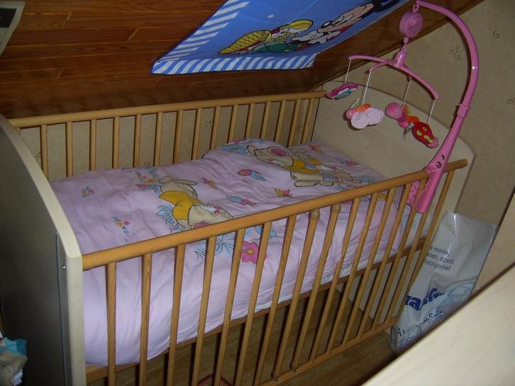 Baby bed, commode en kleerkast, Kinderen en Baby's, Kinderkamer | Complete kinderkamers, Zo goed als nieuw, Ophalen