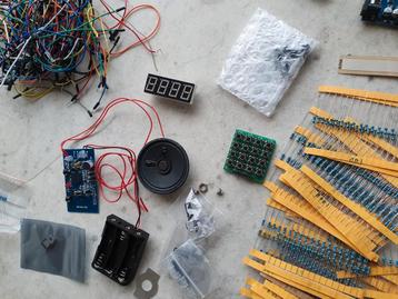 Veelheid aan elektronische en Arduino-componenten
