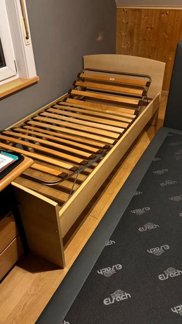 Eenpersoon bed + nachtkastje (hoofd & voet kant verstelbaar) beschikbaar voor biedingen