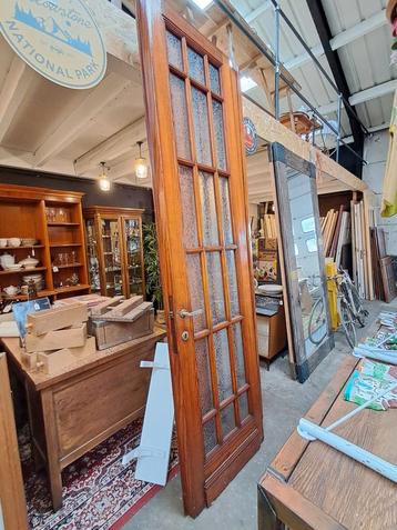 Tweedehandszaak out&nief ook open op zondag  beschikbaar voor biedingen