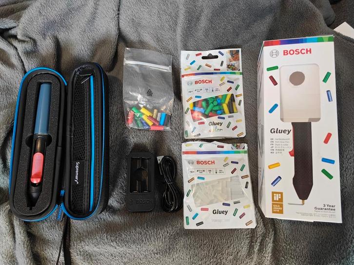 Pistolet à colle Bosch Gluey + accessoires., Bricolage & Construction, Outillage | Outillage à main, Comme neuf, Enlèvement ou Envoi