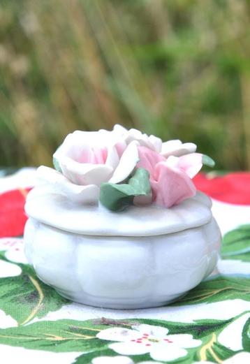 boite a pilule ou autre faience ronde 3 fleurs, Enlèvement ou Envoi