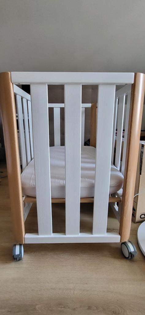 Wiegbed met 1 verwijderbare wand voor baby's, Kinderen en Baby's, Babywiegjes en Ledikanten, Zo goed als nieuw, Ophalen