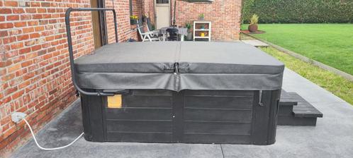 Jacuzzi Sunspa 3 Person's with LED and BLUETOOTH SPEAKERS 2., Tuin en Terras, Bubbelbaden en Hottubs, Zo goed als nieuw, Vast