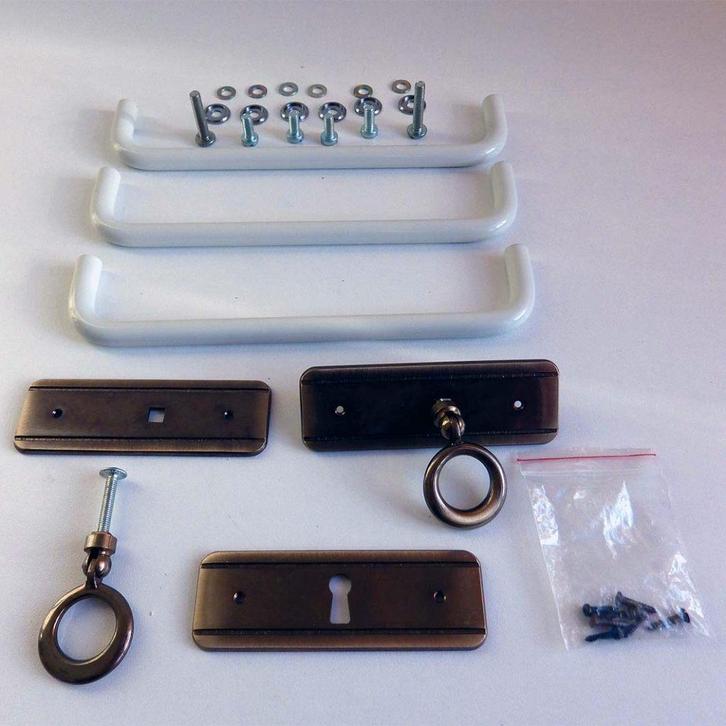 Restant Meubelbeslag: 3 soorten: €5,00/set, Antiek en Kunst, Antiek | Meubels | Kasten, Ophalen