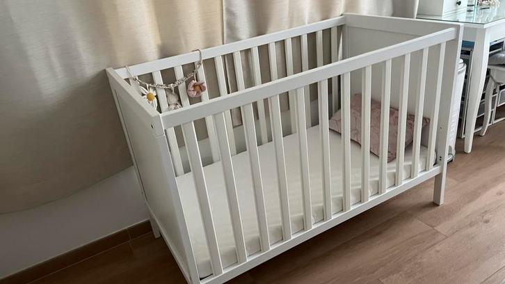 Te koop: prachtig IKEA babybed in uitstekende staat, Kinderen en Baby's, Babywiegjes en Ledikanten, Zo goed als nieuw, Ophalen