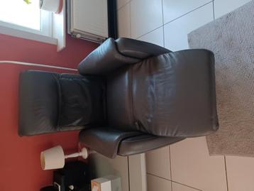 1 defecte bruine lederen relaxzetel, blijft in die stand beschikbaar voor biedingen
