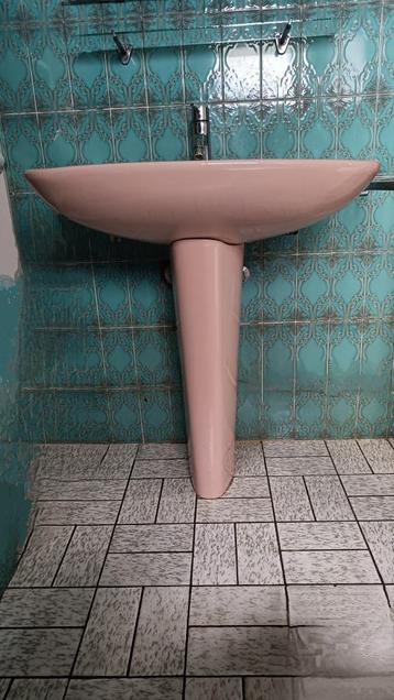 Vintage roze wastafel op voet anno 70 beschikbaar voor biedingen