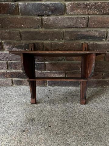 Klein vintage houten rekje om op te hangen met 2 legplankjes beschikbaar voor biedingen