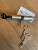 Cylindre ISEO avec 3 clés et une carte avec code de sécurité, Zo goed als nieuw