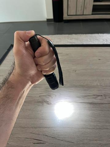 Lampe de poche puissante • 2 piles AA, Enlèvement, Utilisé