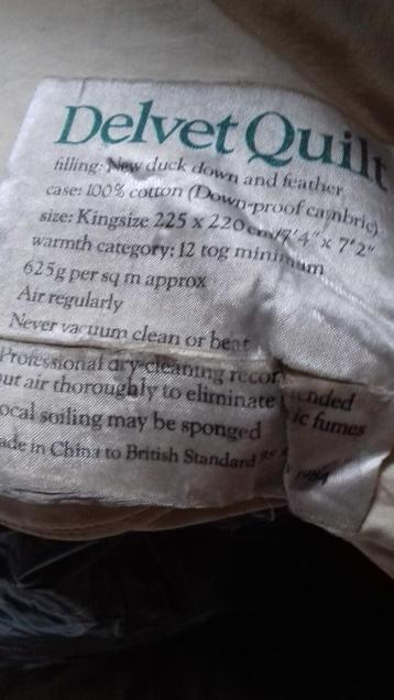 Verschillende donsdekens, zowel synthetische als echte dons beschikbaar voor biedingen