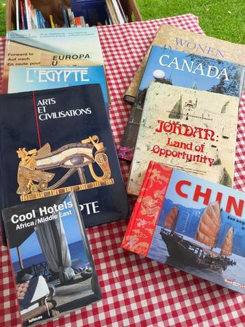 Verzameling boeken en reisgidsen over  diverse landen beschikbaar voor biedingen