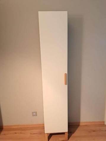 Opbergkast Wit melamine met beuken klink en pootjes beschikbaar voor biedingen