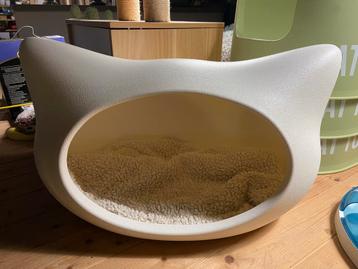 Mooie hippe, witte design kattenmand /-huisje beschikbaar voor biedingen