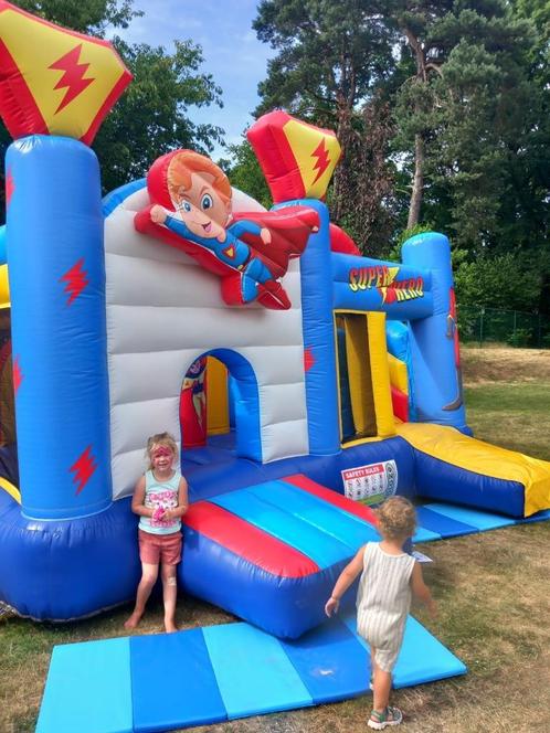 Springkasteel Superhelden te huur! Weekendprijs!, Hobby en Vrije tijd, Feestartikelen | Verhuur, Zo goed als nieuw, Ophalen of Verzenden