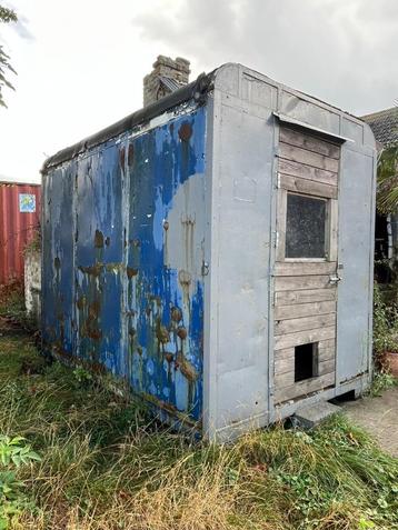 verschillende schuilhokken voor dieren beschikbaar voor biedingen