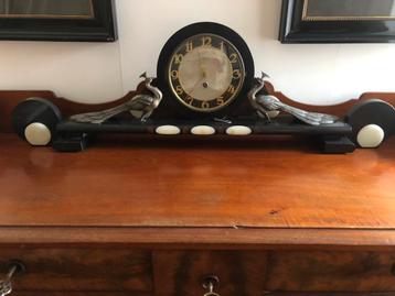 Antieke klok beschikbaar voor biedingen